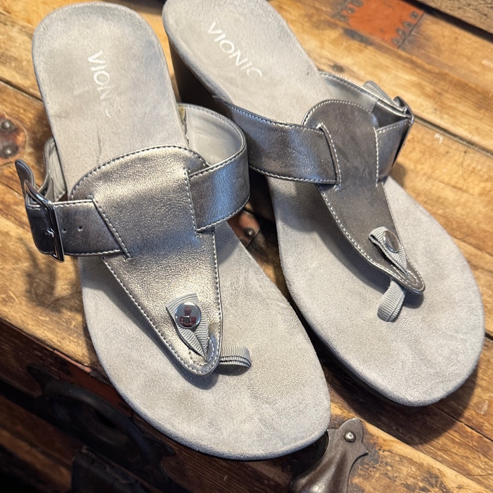 Vionic Women's Metallic Silver Sandals